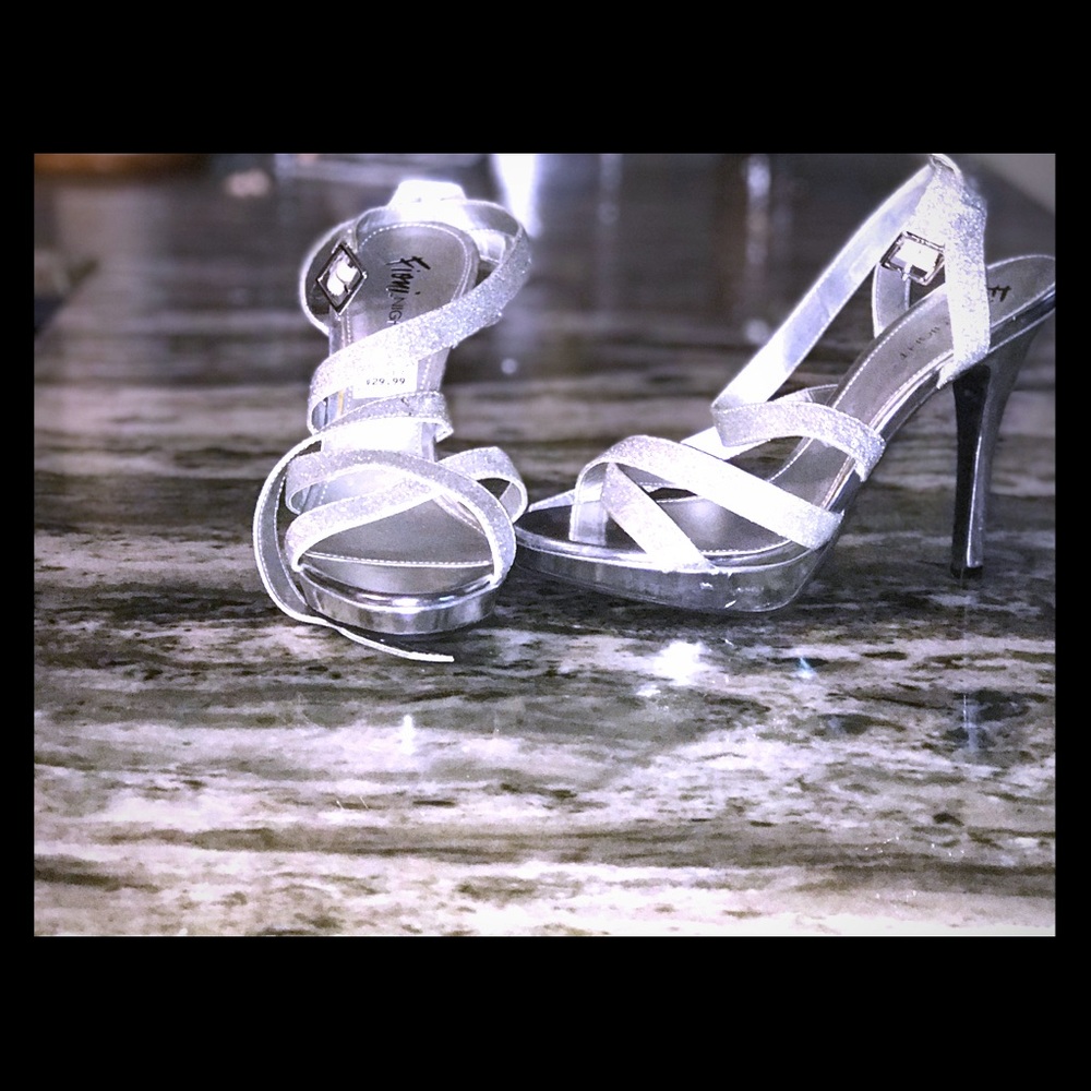 I’m selling Fioni Nights shoes.